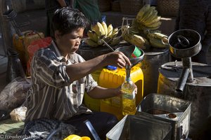 Benzinverkäufer zwischen Obst und Gemüse - Fünf-Tage-Markt