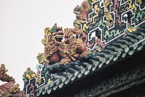 Dach mit spielenden Drachen im Ahnentempel bei Kanton