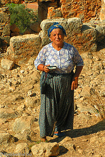 Türkische Oma als Touristenguide auf der Simena Kalesi
