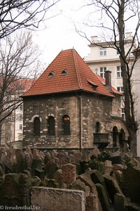 Blick vom Jüdischen Friedhof zum Zeremoniensaal