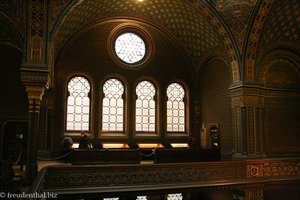 Spanische Synagoge mit schönen Fenstern