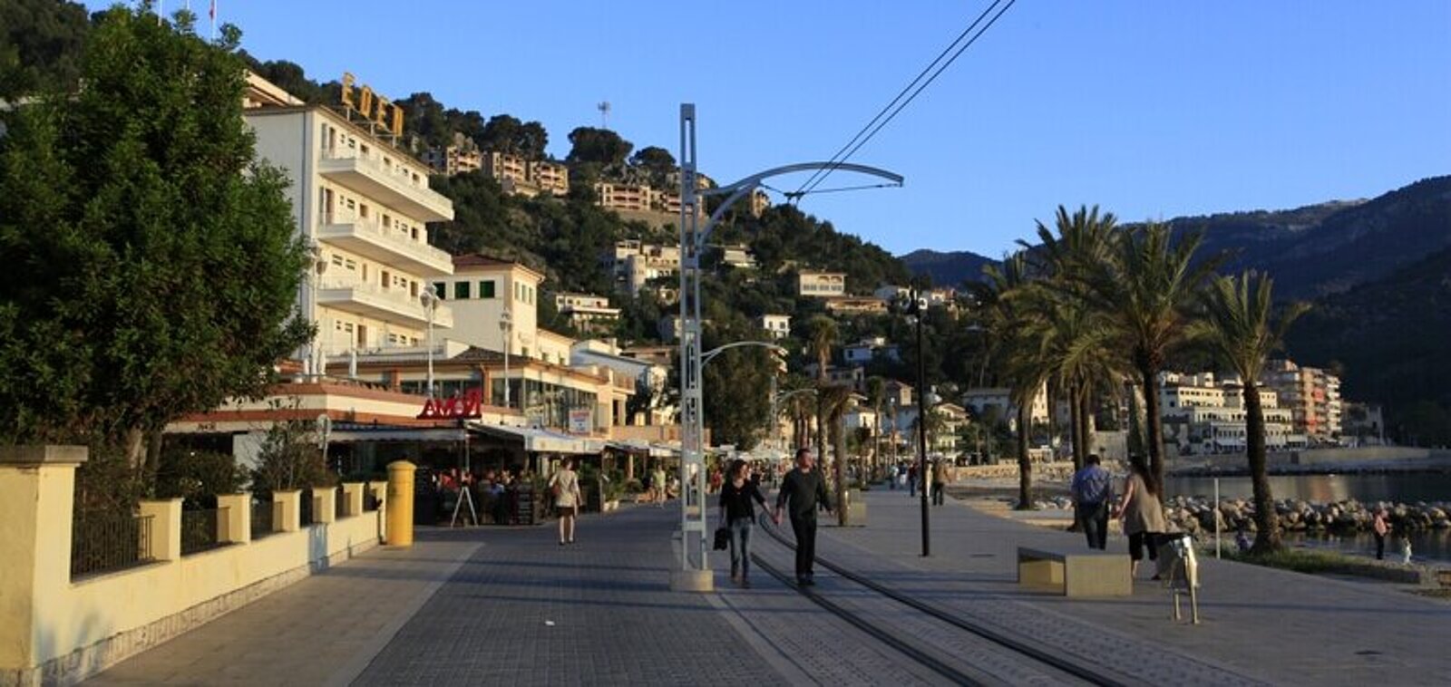 Abendliche Stimmung auf der Promenade von Port de Sóller auf Mallorca