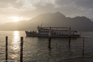 Sonnenuntergang am Comer See mit der Fähre nach Bellagio