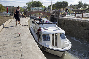 Hausboot in der Schleusentreppe von Fonserannes