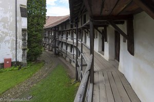 Gang entlang der Innenseite der Wehrmauer Tartlau