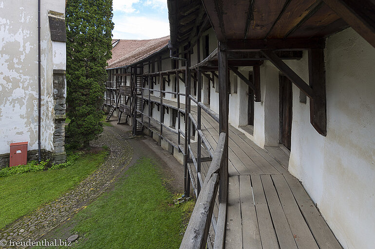 Gang entlang der Innenseite der Wehrmauer Tartlau
