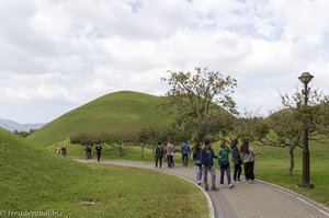 Spaziergang zwischen den Königsgräber im Daereungwon