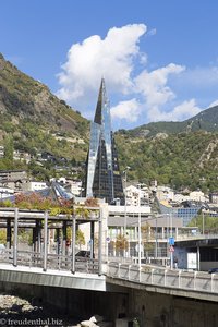 Glasturm mit Spiegelfassade in Andorra la Vella