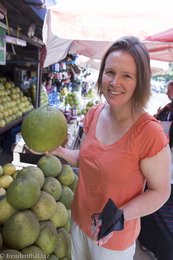 Anne beim Pomelo Kaufen in Myanmar
