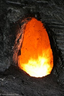 Feuer im Keramikofen der Fabrik in Fès