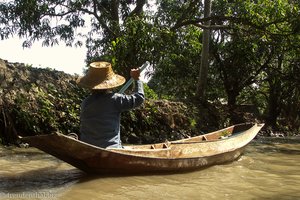 Thai im Ruderboot auf dem Klong.