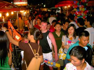 Dichtes Gedränge am Nachtmarkt von Hua Hin