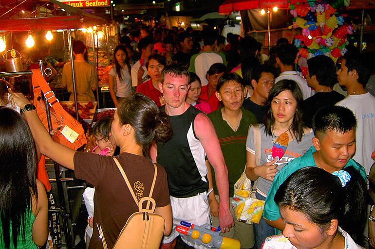 Dichtes Gedränge am Nachtmarkt von Hua Hin