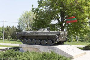 Panzer beim Mahnmal für die Gefallenen des Transnistrien-Kriegs