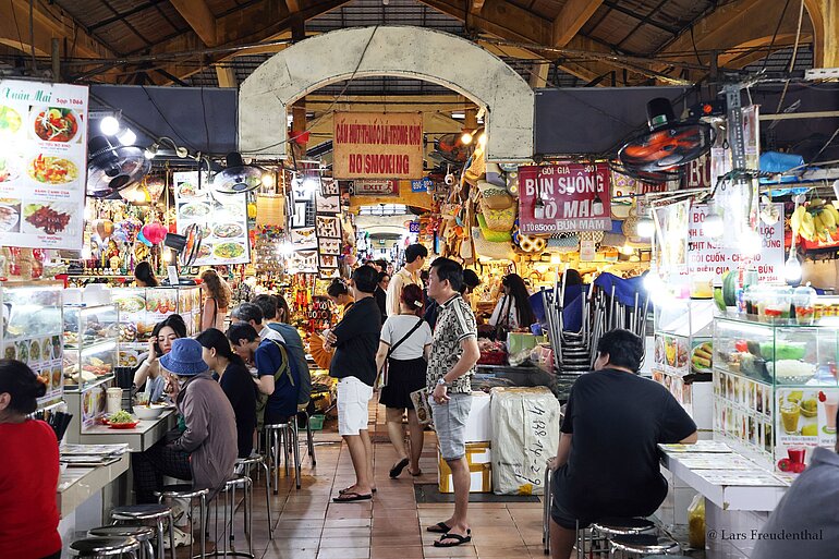 Stände und Schilder im Hauptgang des Ben-Thanh-Marktes im Zentrum von Saigon