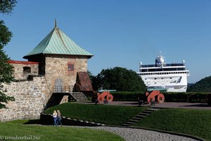 Kreuzfahrtschiff hinter dem Schloss Akershus von Oslo