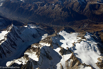 Blick über den Rand vom Mont Blanc-Massiv