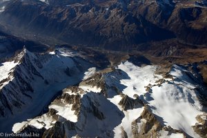 Blick über den Rand vom Mont Blanc-Massiv