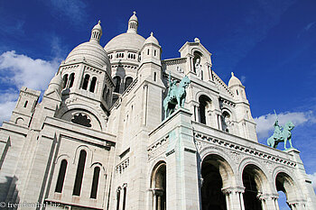 Sacré-Cœur vor einem tiefblauem Himmel