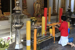 Gebet im Wat Chana Songkhram