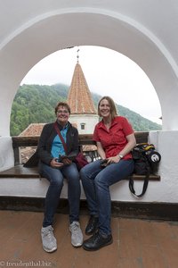 Rita und Anne in der Loggia von Schloss Bran