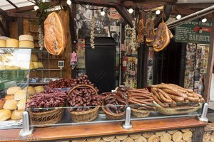 Wurst und Käse auf dem Markt bei Schloss Bran