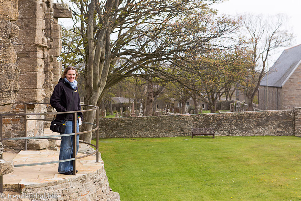 Anne im Earls Palace von Kirkwall auf Orkney