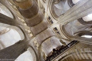 das hohe, steingewölbte Mittelschiff der Abteikirche Sankt Fides von Conques