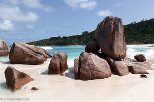 auch hier liegen Granitbrocken am Strand - Anse Cocos