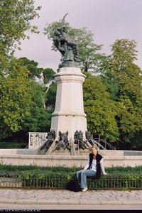 Annette vor Teufelsdenkmal, Retiro-Park