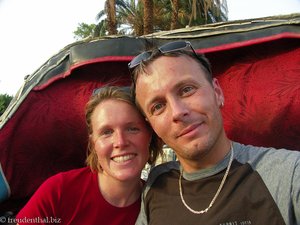 Anne und Lars in der Kutsche bei Karnak.