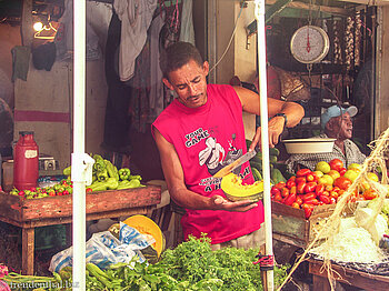 Da wird der Kürbis geschnitten - Markt in Higüey