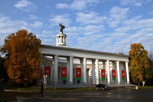 Eingang auf das Ausstellungsgelände WWZ von Moskau