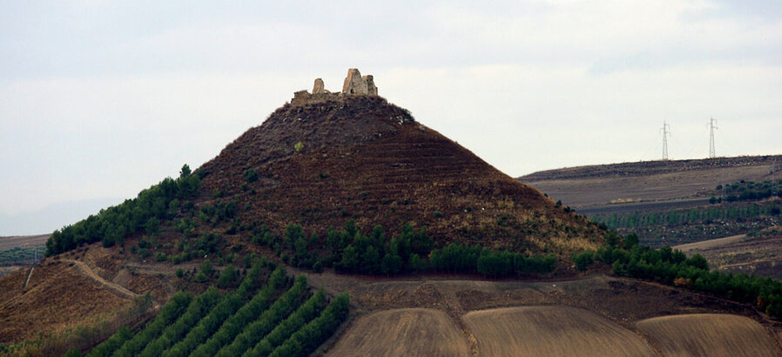 Nuraghe Santa Vittoria auf einem Hügel auf Sardinien