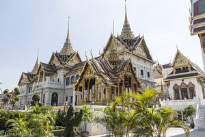 Gold verzierte Dächer beim Königspalast in Bangkok