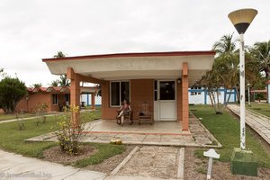 Anne auf der Terrasse vom Bungalow im Hotel Playa Larga