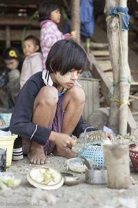 Mädchen beim Spielen im Dorf am Irrawaddy