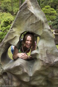 Anne im Stein- und Bonsai-Garten des Exotic Hallim Parks