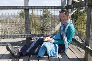 Anne vespert auf dem Aussichtsturm von Ligatne