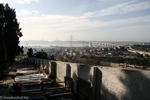 Blick vom Friedhof auf die Brücke des 25. April (Ponte 25 de Abril)
