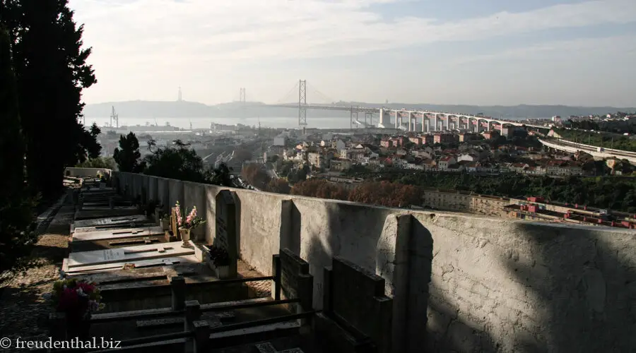 Blick vom Friedhof auf die Brücke des 25. April (Ponte 25 de Abril)