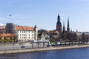 Blick von der Brücke auf die Altstadt von Riga