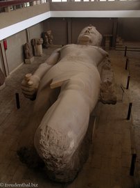 Statue Ramses II. in Memphis