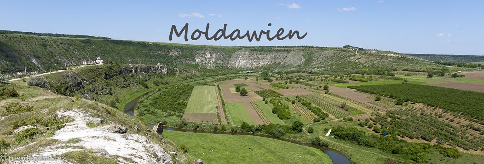 Idyllische Berglandschaft über dem Tal der Raut bei Morovaia in Moldawien