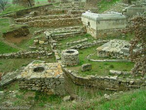 Brunnen und Opferstellen in der Ausgrabungsstätte von Troja