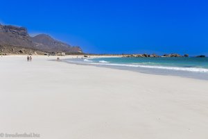 weißer Sand am Al Fazayah Beach im Oman