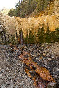 Cascada de Colores - stark eisenhaltiges Wasser färbt das Gestein orange.