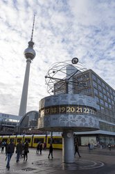 die Weltzeituhr und der Fernsehturm beim Alexanderplatz Berlin