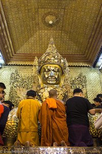 Pilger bei der Mahamuni-Statue von Mandalay