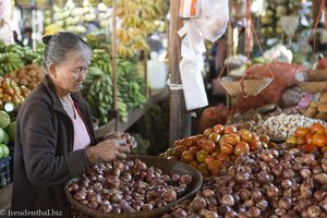 Gemüseverkäuferin auf dem Mani Sithu Market in Bagan